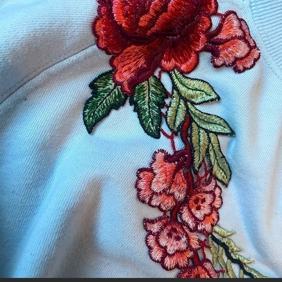 Forever 21 embroidered floral ligh blue sweater sweatshirt casual - Picture 4 of 5